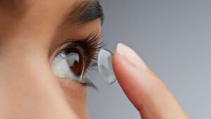Jak správně nosit kontaktní čočky?  Pro a proti